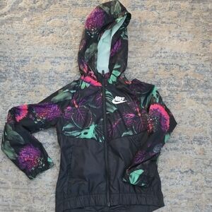 Nike AQ8803-343 Girls' Sportswear Windrunner Jacket Hooded Floral